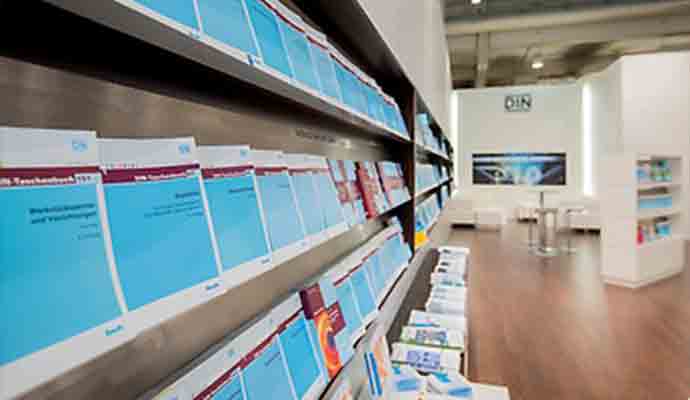 Erklärung des Normen Bücherregal mit DIN-Normen