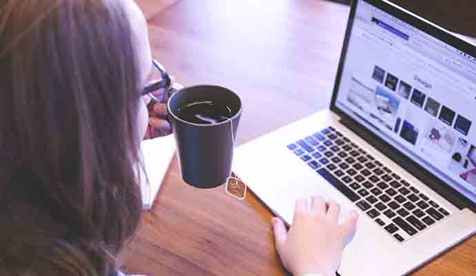 Weitere Informationen zum Shop Frau kauft am Laptop ein